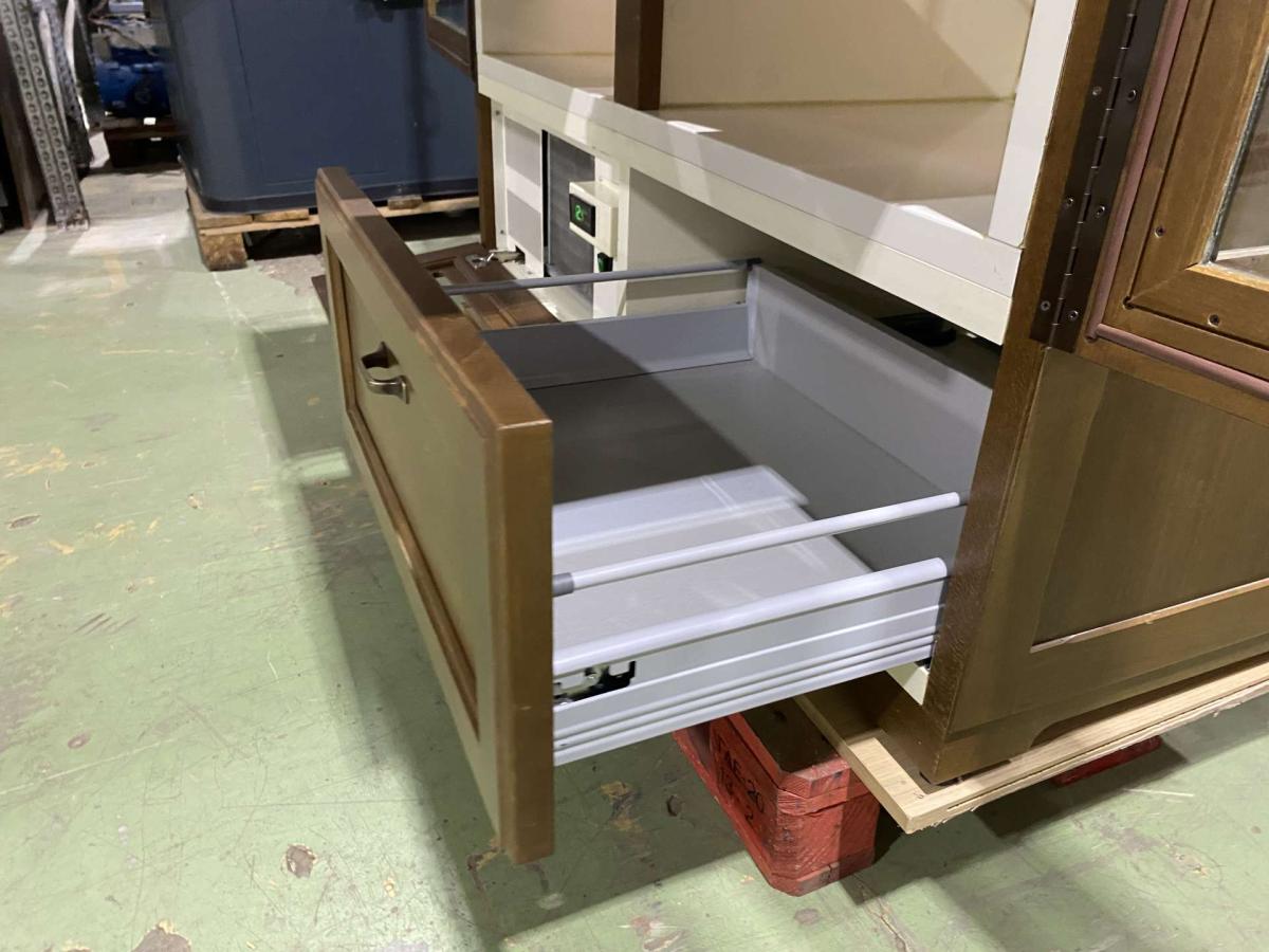 Enofigo bor és csemege - borkorcsolya- hűtő – termékfotó használat közben