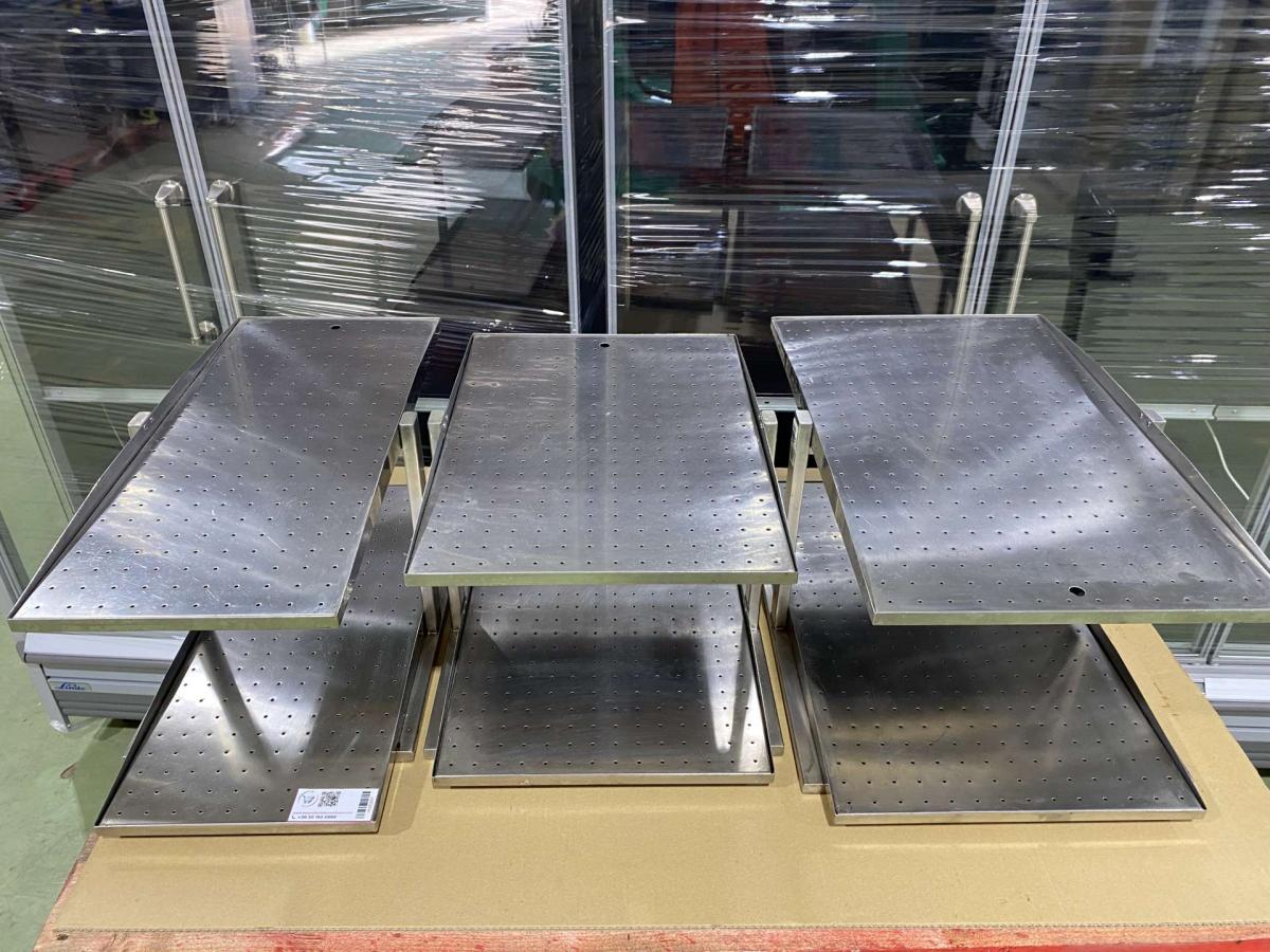 Rozsdamentes pohártartó, csepegtető több méretben – termékfotó jobb oldalról