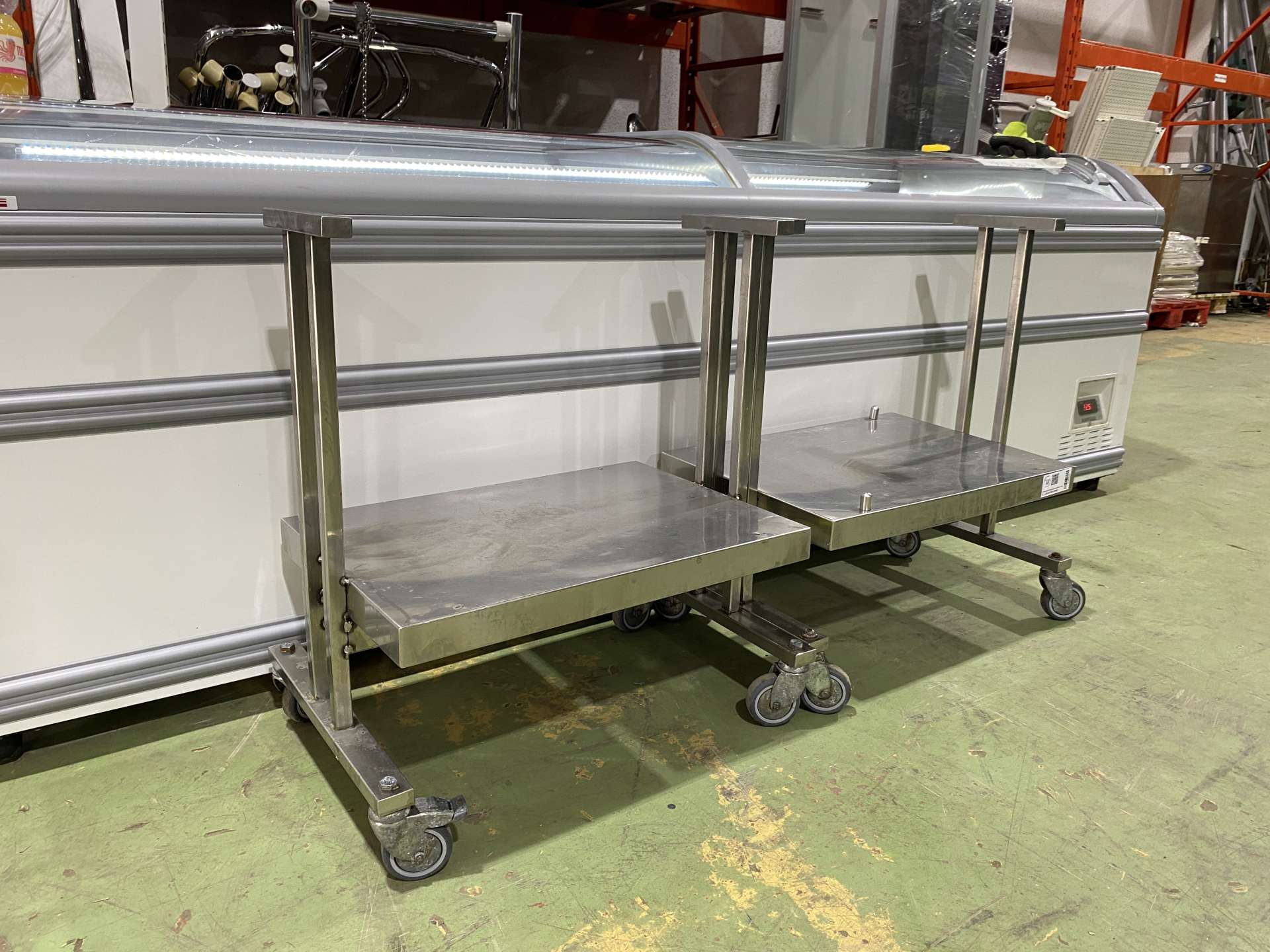 Rozsdamentes kocsi, tálcafeladó