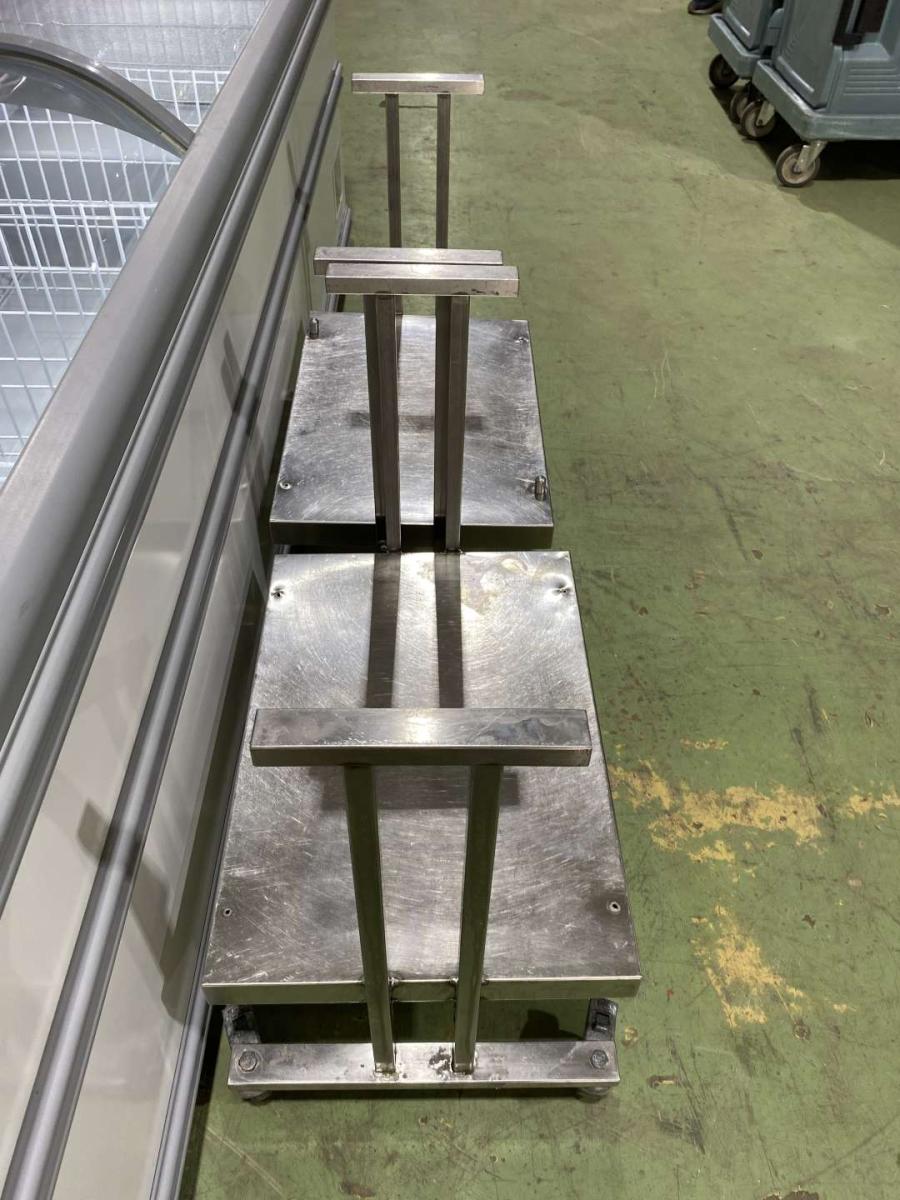 Rozsdamentes kocsi, tálcafeladó – termékfotó bal oldalról