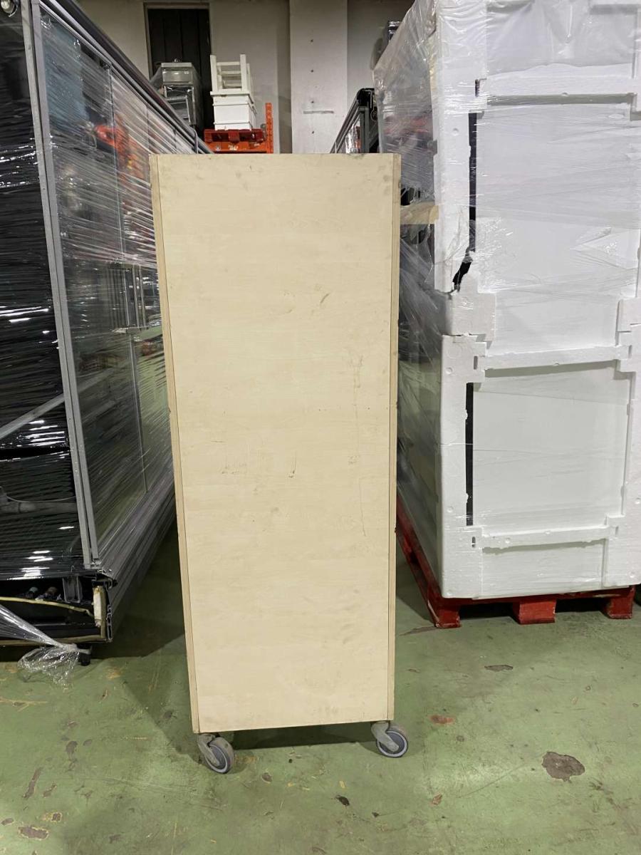 Rozsdamentes tálcaleszedő kocsi – termékfotó alulnézet