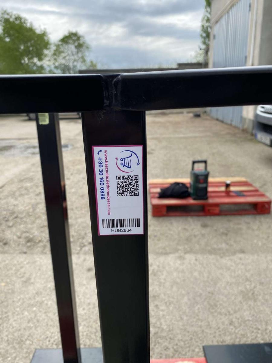 Központi asztalláb, könyöklő asztalbázis – termékfotó jobb oldalról