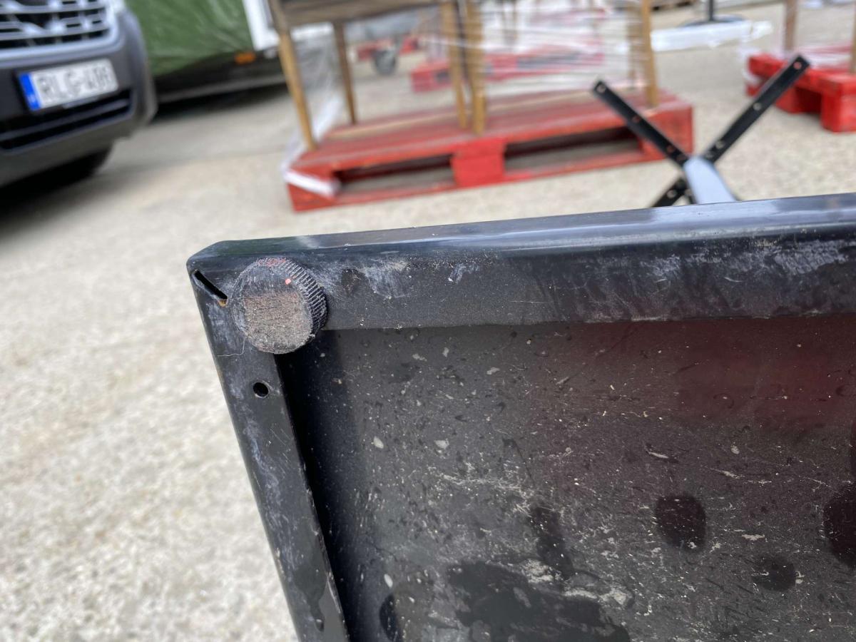 Központi asztalláb, könyöklő asztalbázis – termékfotó hátulról