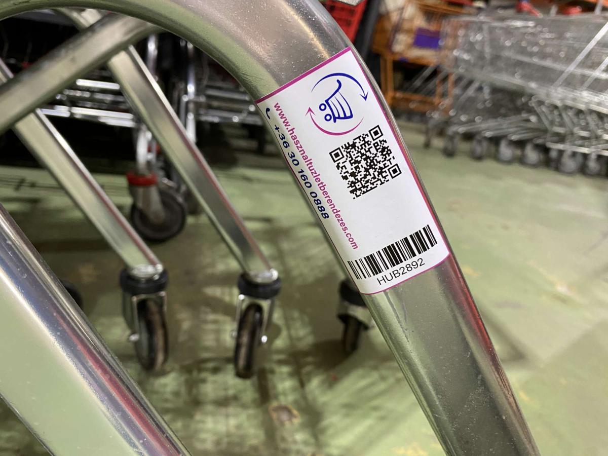 Felújított Wanzl EL 75 bevásárlókocsi szürke műanyagokkal – termékfotó bal oldalról