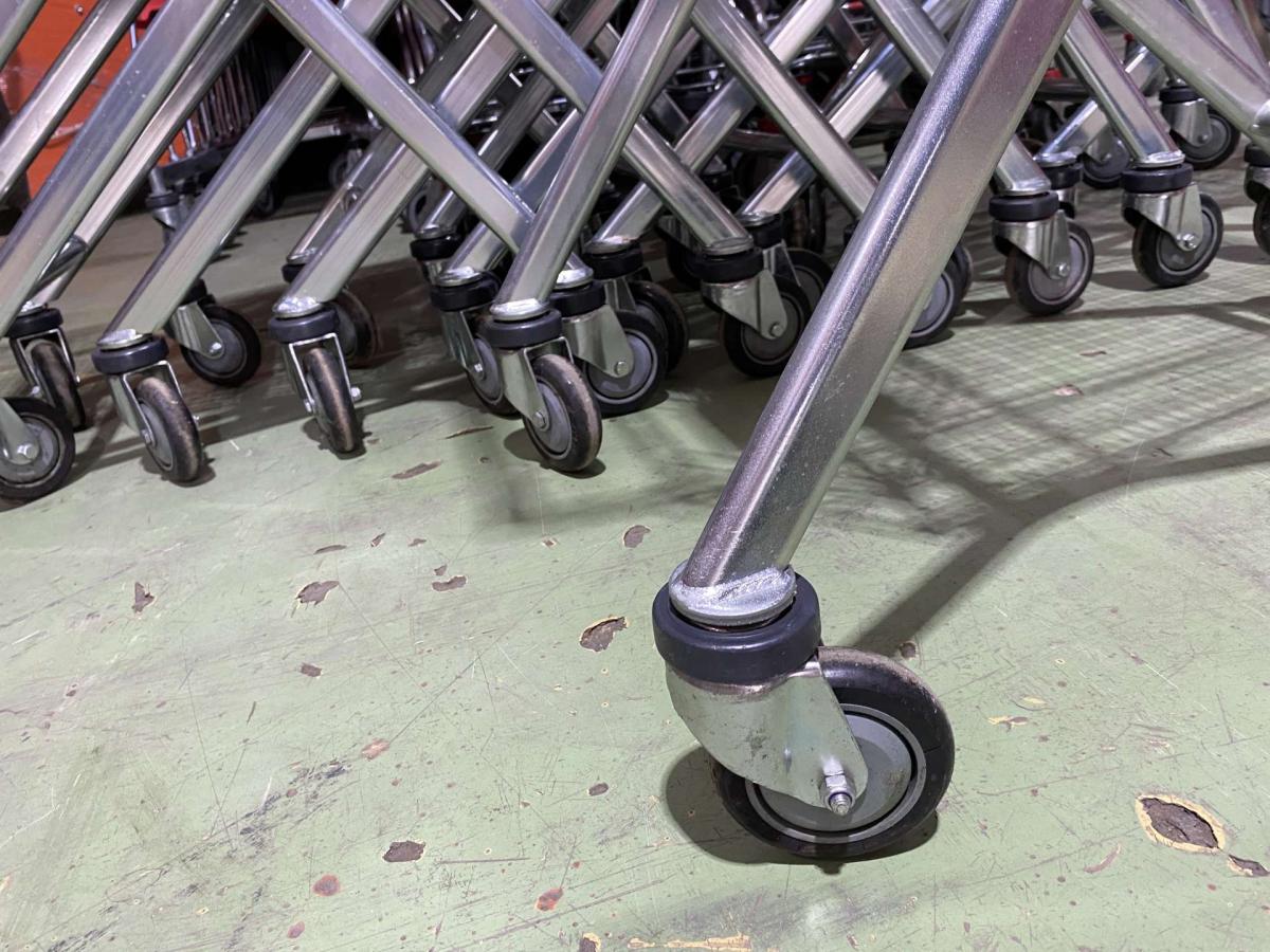 Felújított Wanzl EL 75 bevásárlókocsi szürke műanyagokkal – termékfotó 45° nézet