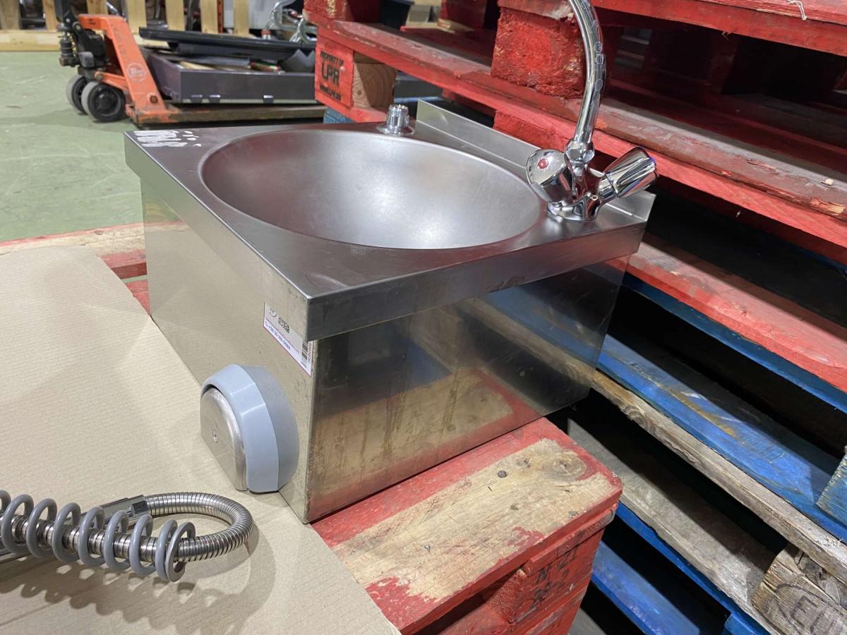 Rozsdamentes kézmosó, csaptelep, előmosó kézi zuhany – termékfotó bal oldalról