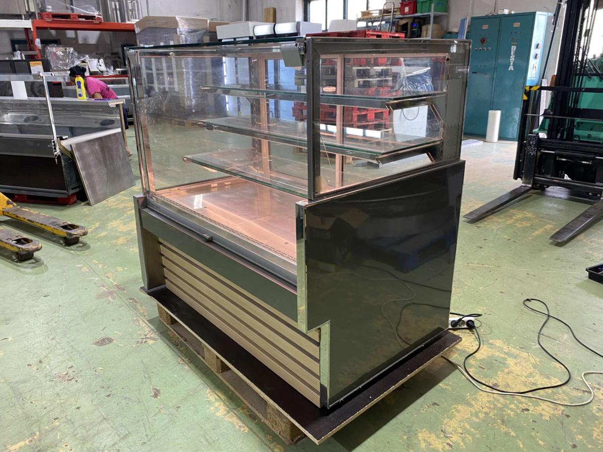 Hűtött vitrin beépített aggregáttal – termékfotó jobb oldalról