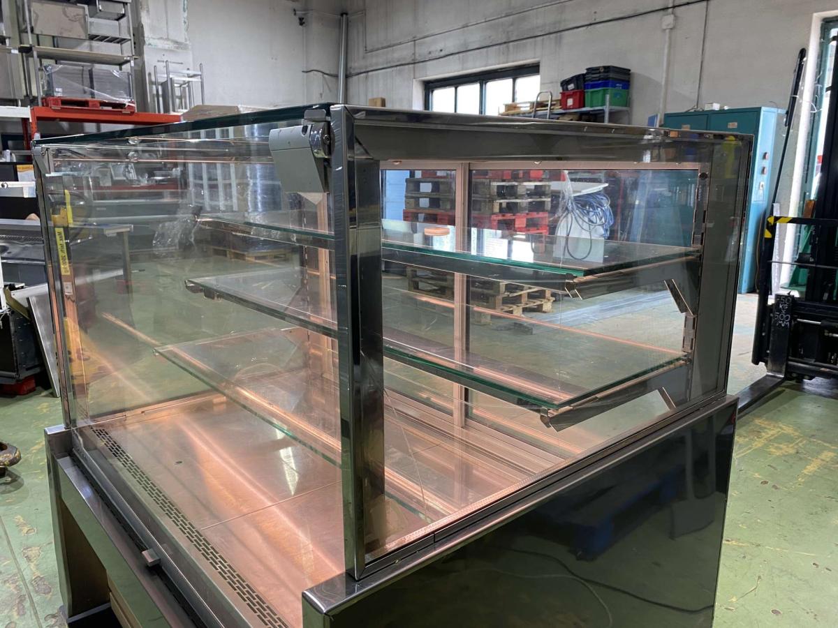 Hűtött vitrin beépített aggregáttal – termékfotó hátulról