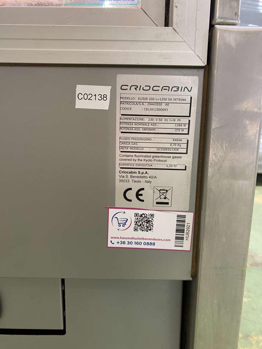 Hűtött vitrin beépített aggregáttal – termékfotó bal oldalról