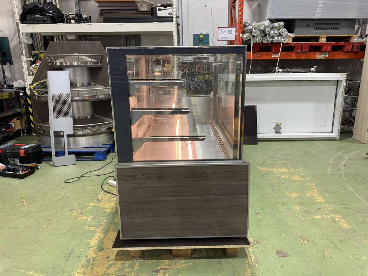 Hűtött vitrin beépített aggregáttal – termékfotó alulnézet