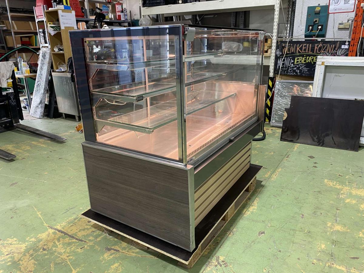 Hűtött vitrin beépített aggregáttal – termékfotó 45° nézet