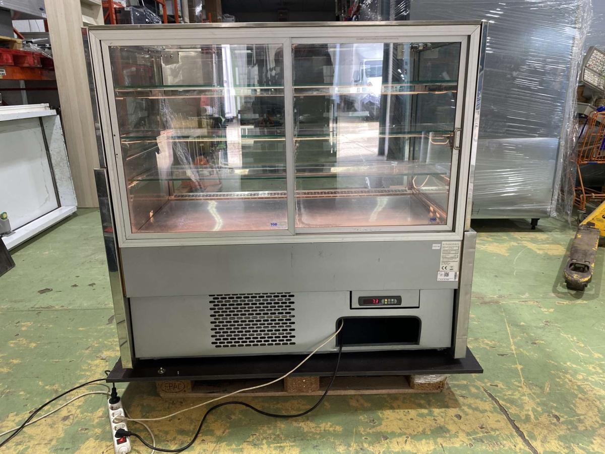 Hűtött vitrin beépített aggregáttal – termékfotó részlet