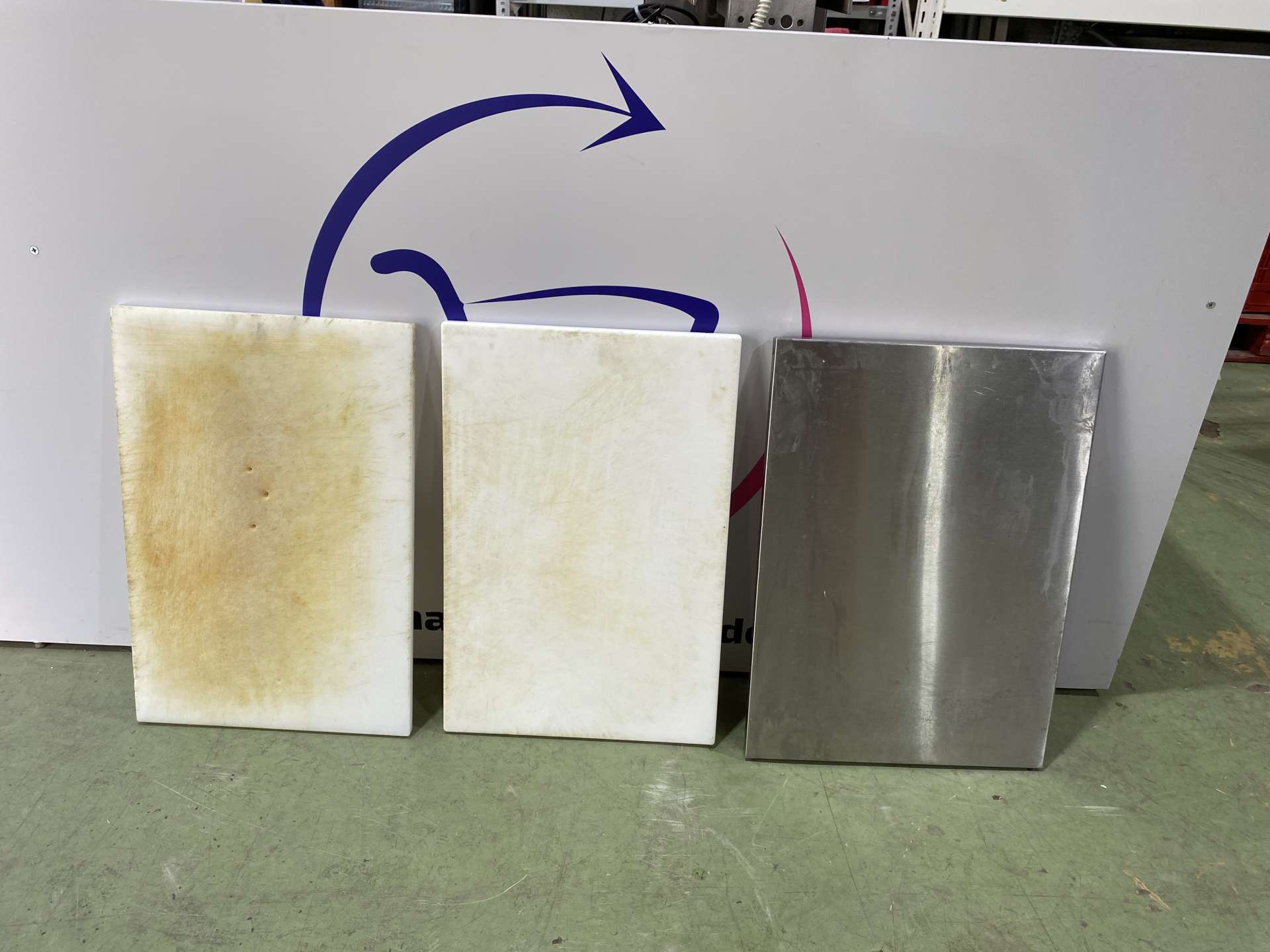 Csemegepultra helyezhető mérlegtartó, vagy szeletelőgép tartó