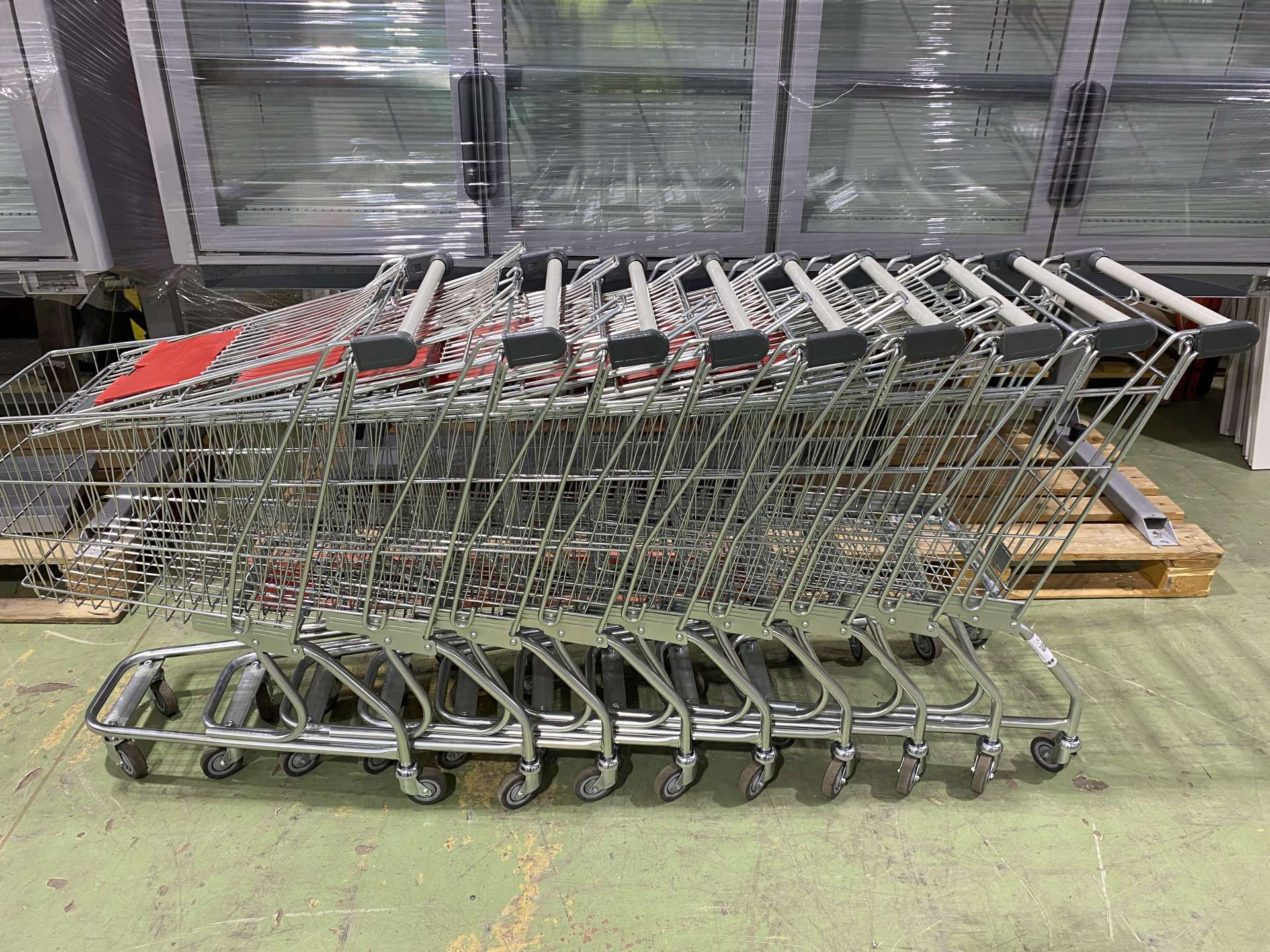 Felújított BUKO bevásárlókocsi szürke műanyagokkal 50 L