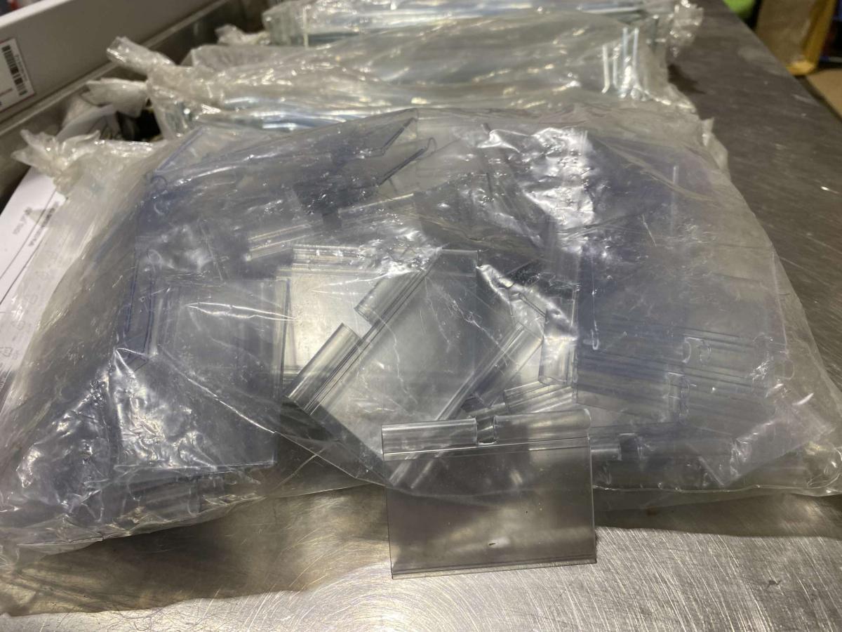 Árcímke tartó, "fityegő" polcímke tartó, polcsín (100 db-os kiszerelés) – termékfotó jobb oldalról