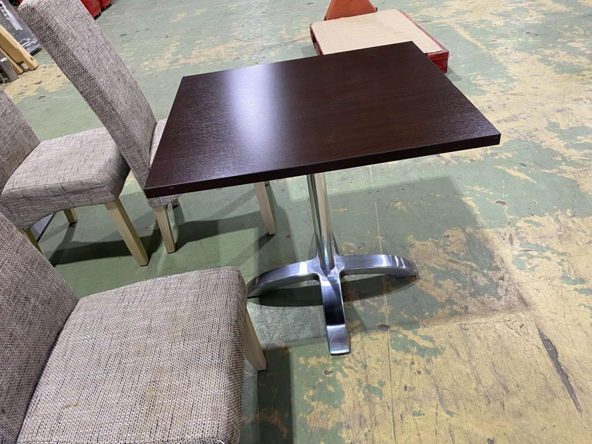 Új étkezőasztal Yukla központi lábbal – termékfotó jobb oldalról