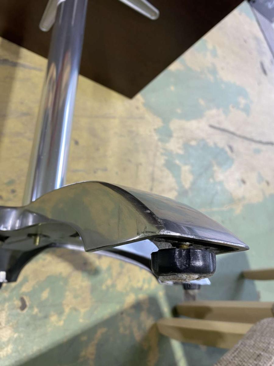 Új étkezőasztal Yukla központi lábbal – termékfotó felülnézet