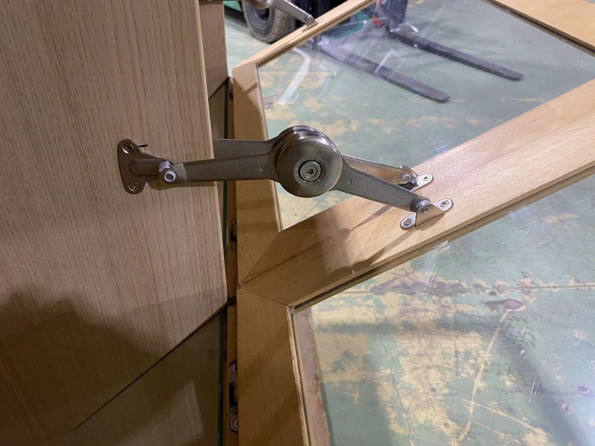 Kifli, zsemle felöntő, pékáruadagoló LED – termékfotó felülnézet