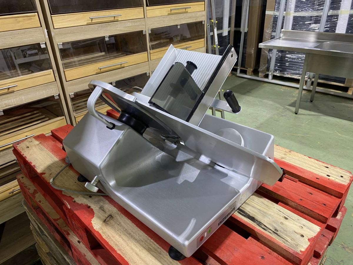 Bizerba SE 12 szeletelőgép – termékfotó jobb oldalról