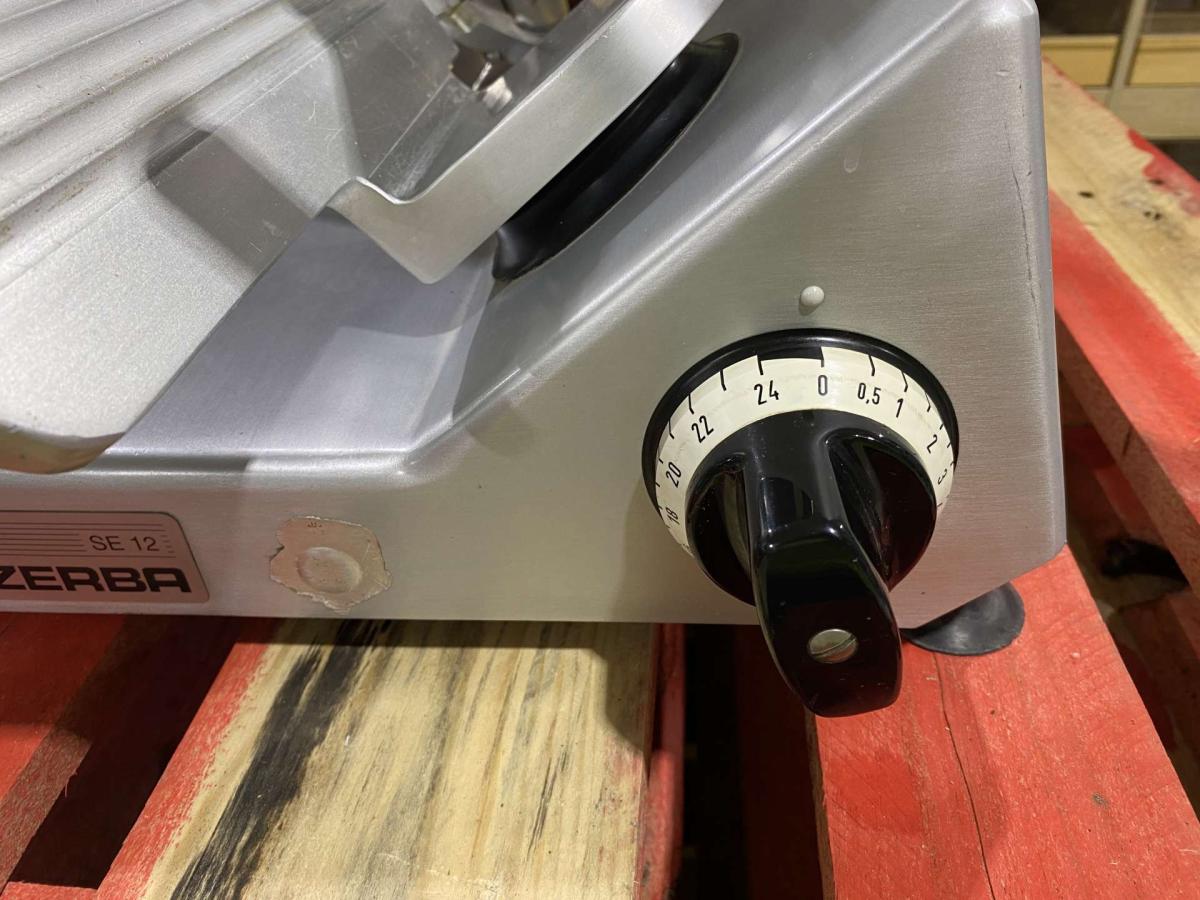 Bizerba SE 12 szeletelőgép – termékfotó használat közben