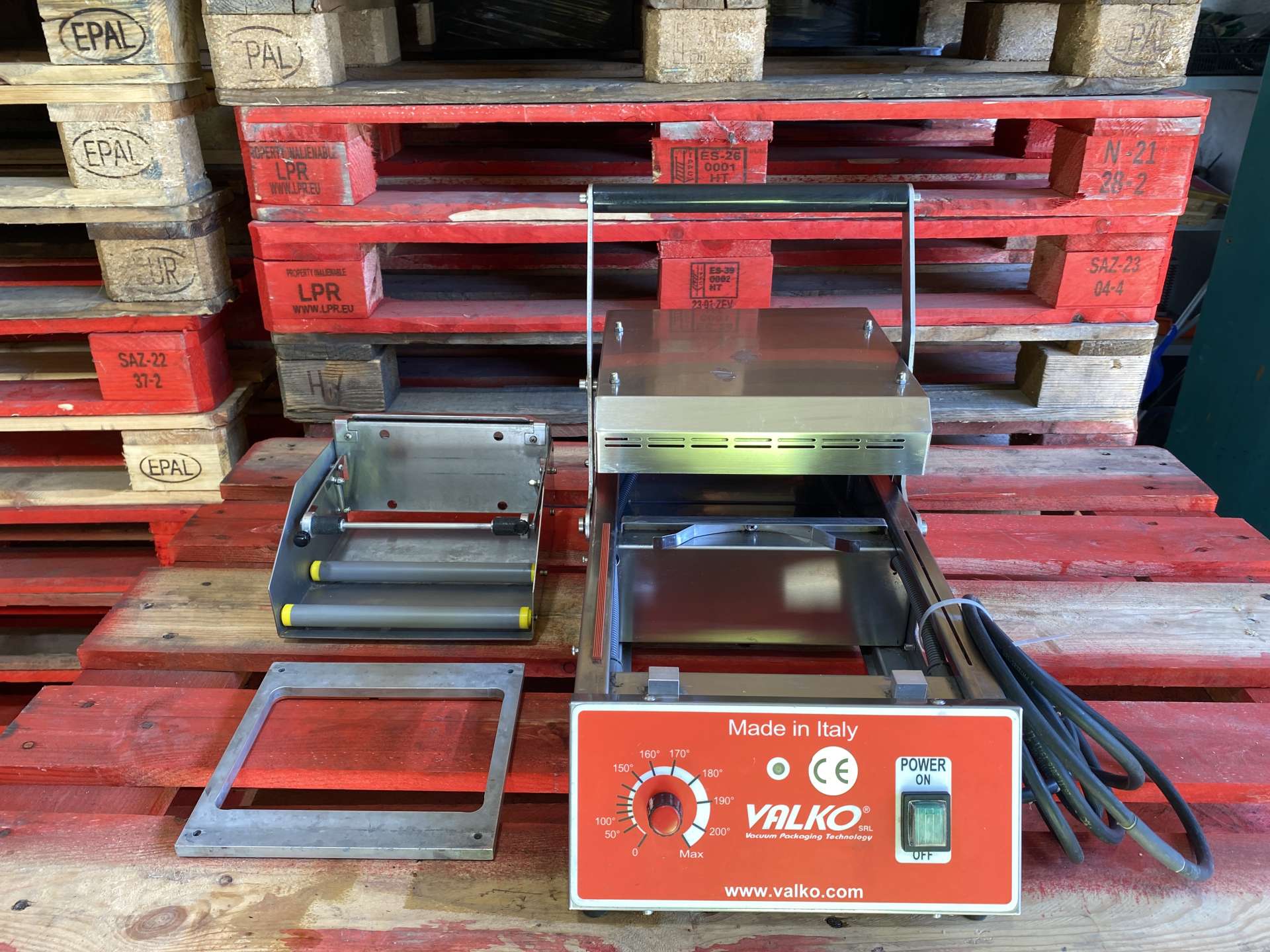 Tálcazáró, dobozzáró gép VALKO