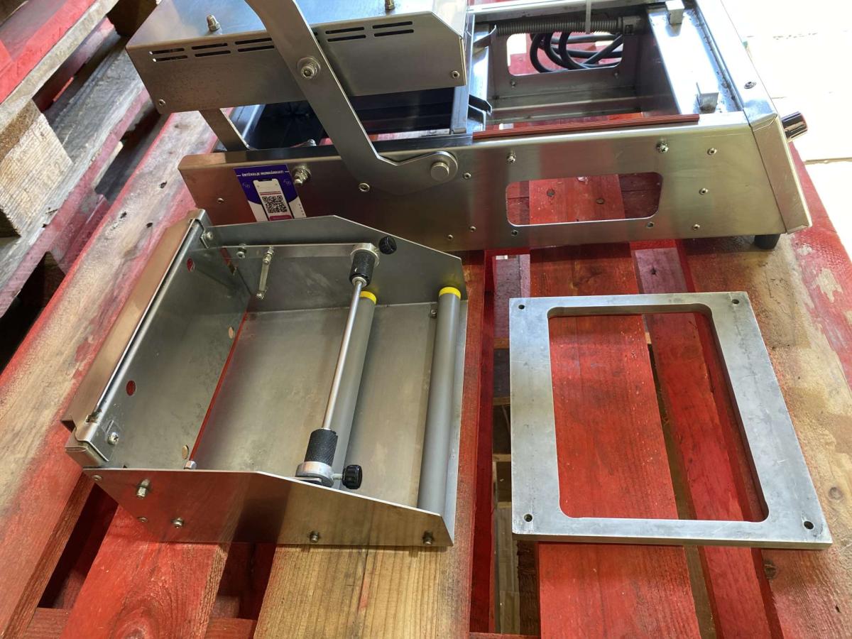 Tálcazáró, dobozzáró gép VALKO – termékfotó jobb oldalról