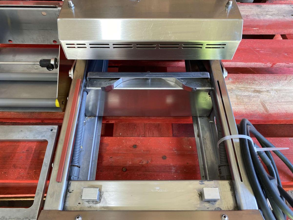 Tálcazáró, dobozzáró gép VALKO – termékfotó hátulról