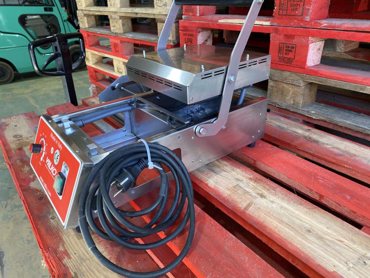 Tálcazáró, dobozzáró gép VALKO – termékfotó bal oldalról