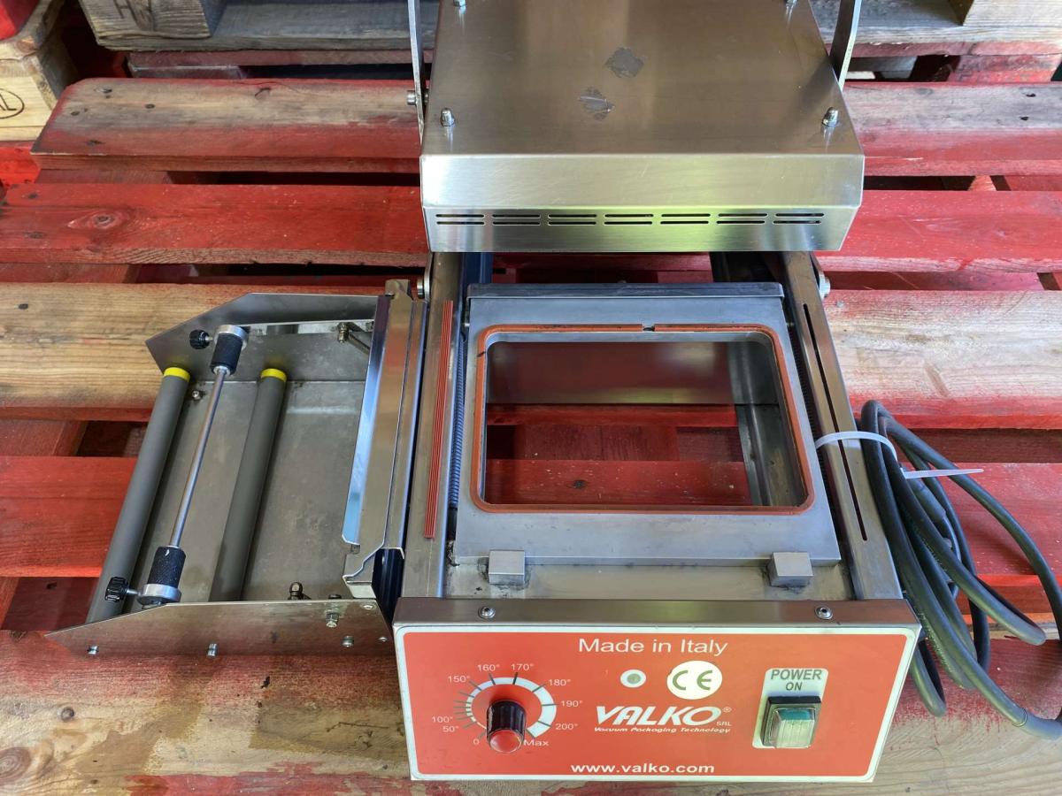 Tálcazáró, dobozzáró gép VALKO – termékfotó felülnézet