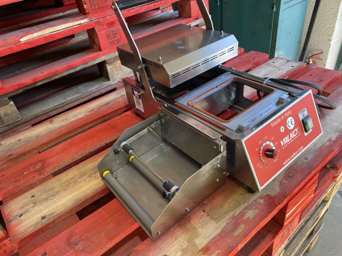Tálcazáró, dobozzáró gép VALKO – termékfotó alulnézet