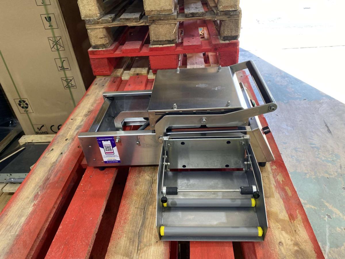 Tálcazáró, dobozzáró gép VALKO – termékfotó 45° nézet