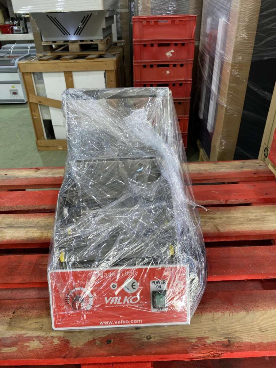 Tálcazáró, dobozzáró gép VALKO – termékfotó használat közben