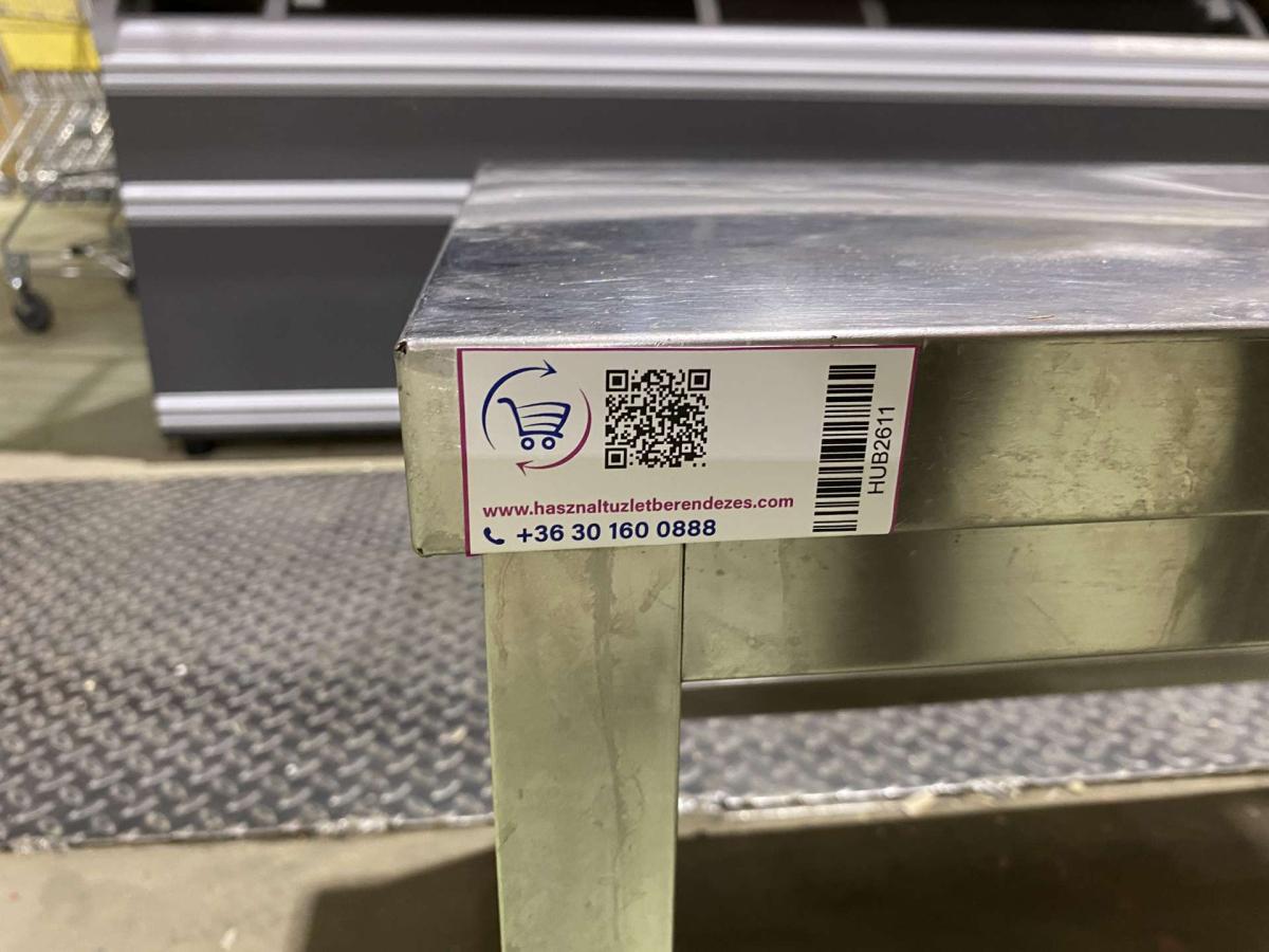 Rozsdamentes asztal, zsámoly – termékfotó jobb oldalról