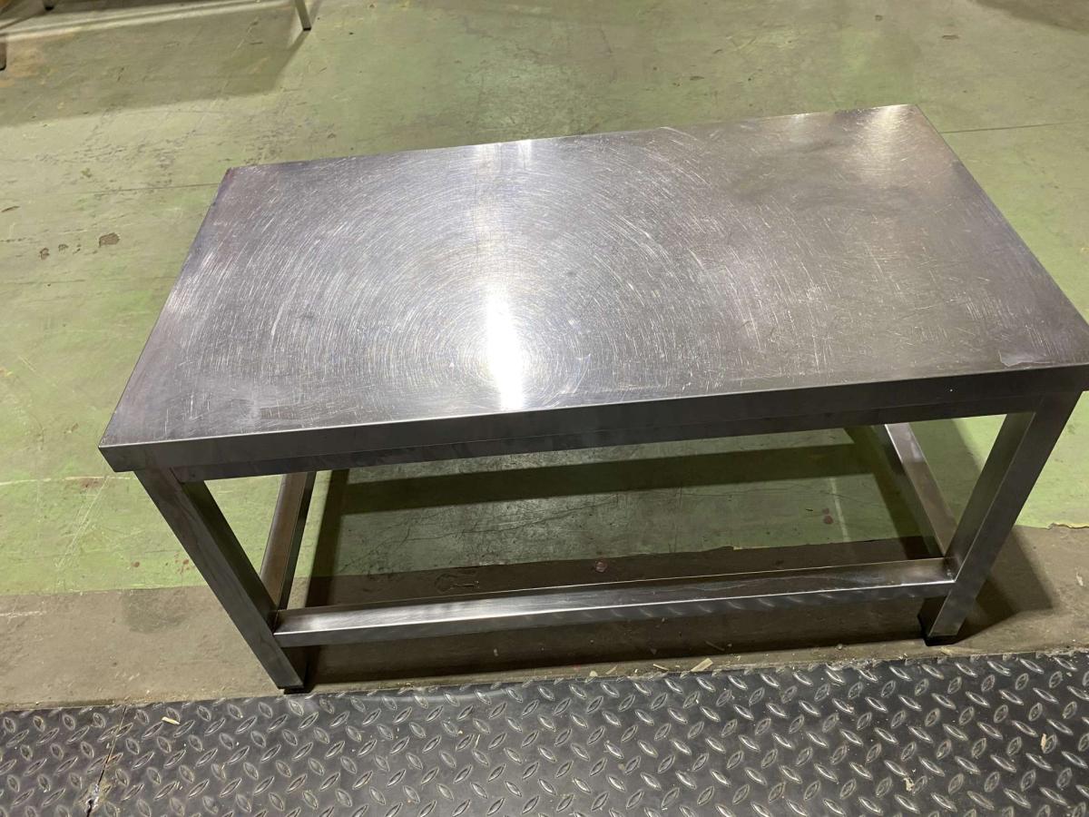 Rozsdamentes asztal, zsámoly – termékfotó bal oldalról