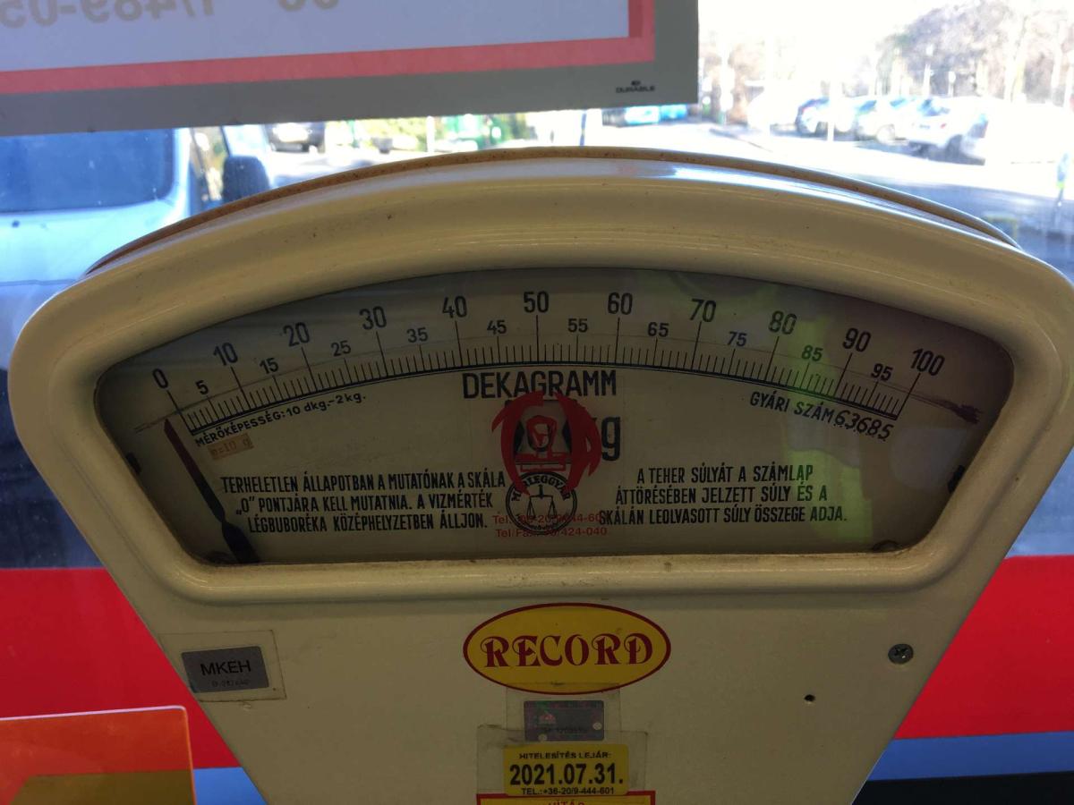 Régi, - antik - bolti ellenőrző mérleg – termékfotó jobb oldalról