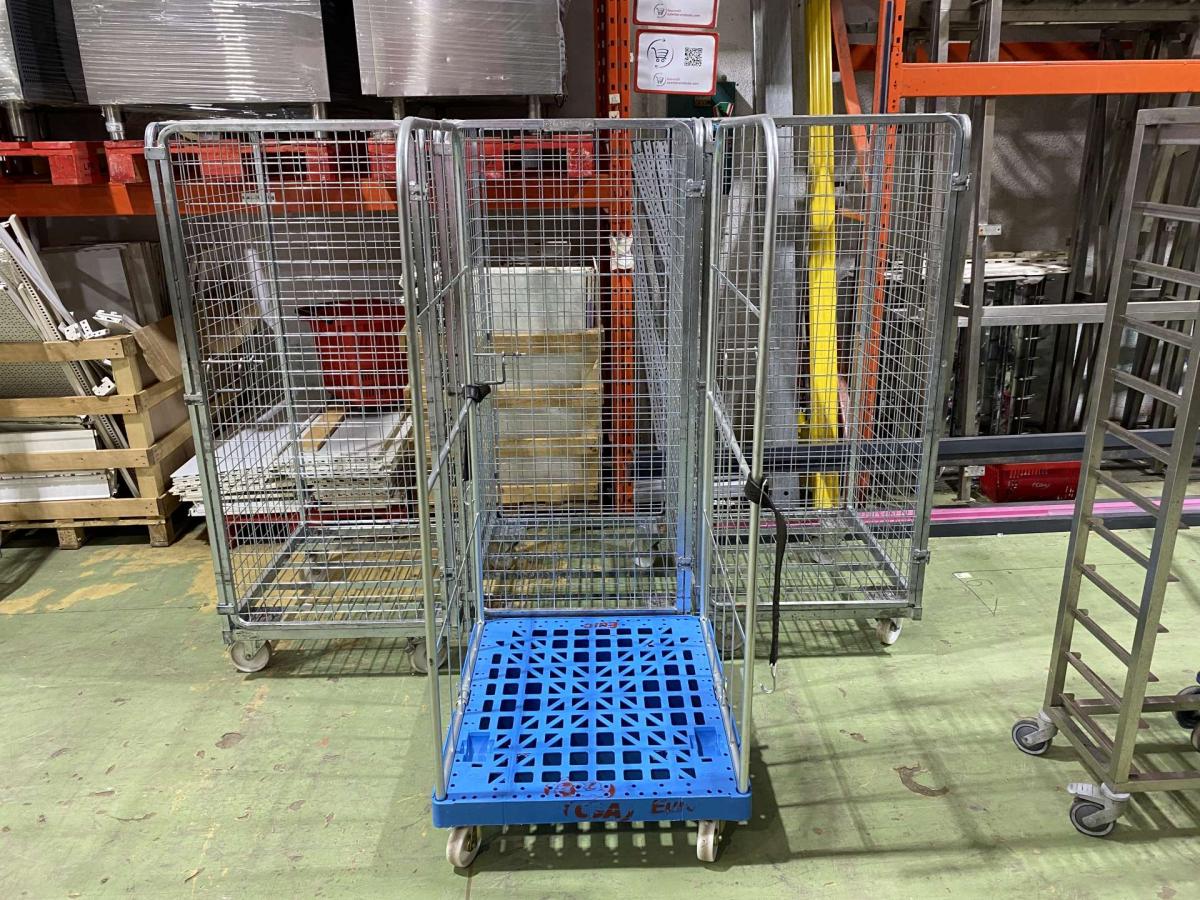 Feil kétoldalról nyitott rollikocsi, rollkonténer – termékfotó alulnézet