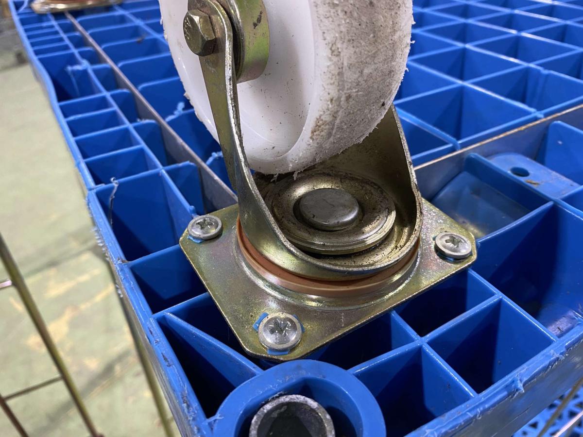 Feil kétoldalról nyitott rollikocsi, rollkonténer – termékfotó használat közben