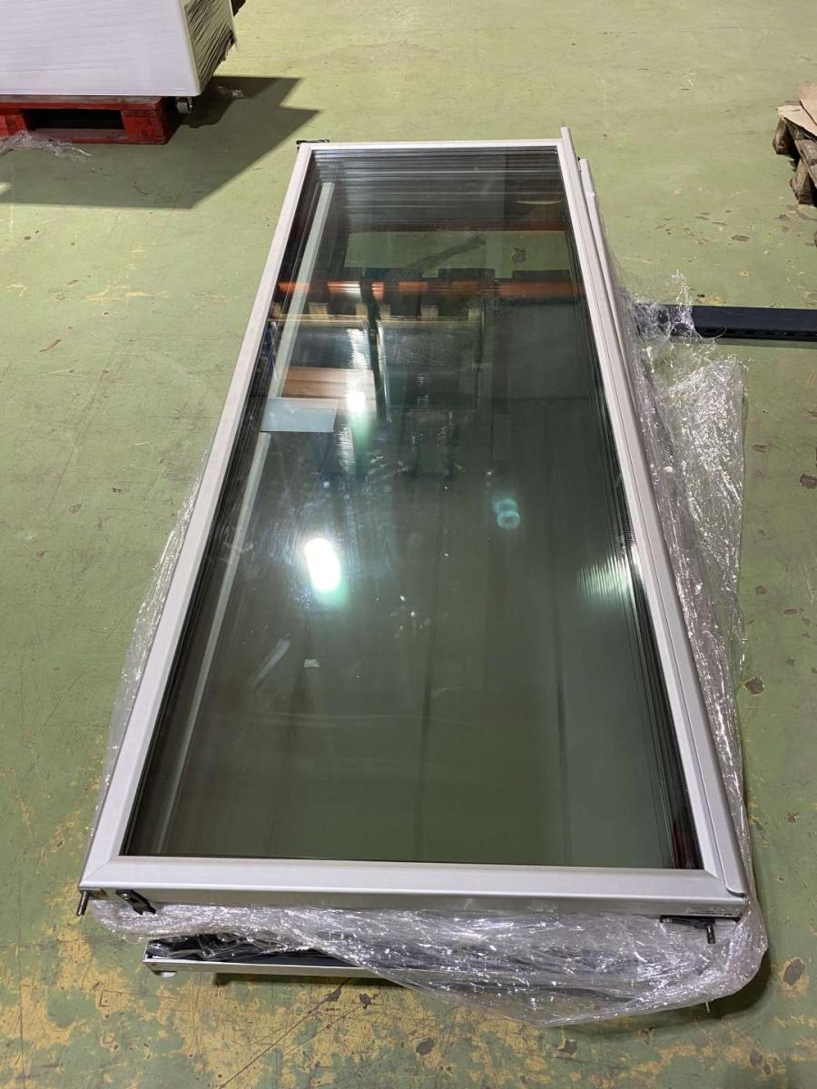 Épített hűtő, italhűtő üvegajtó 5 ajtós kerettel – termékfotó bal oldalról