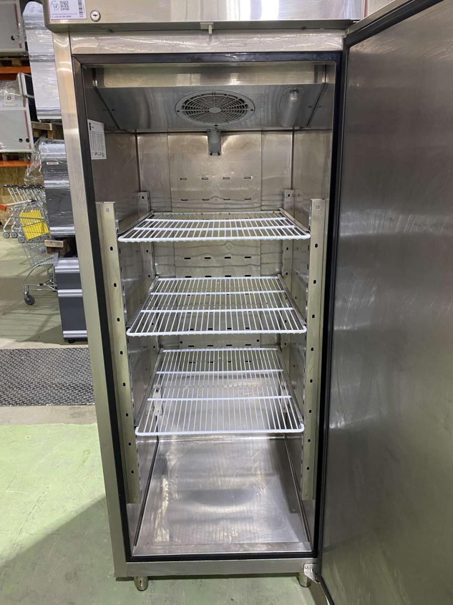 Rozsdamentes nagykonyhai háttérhűtő 455 liter – termékfotó jobb oldalról