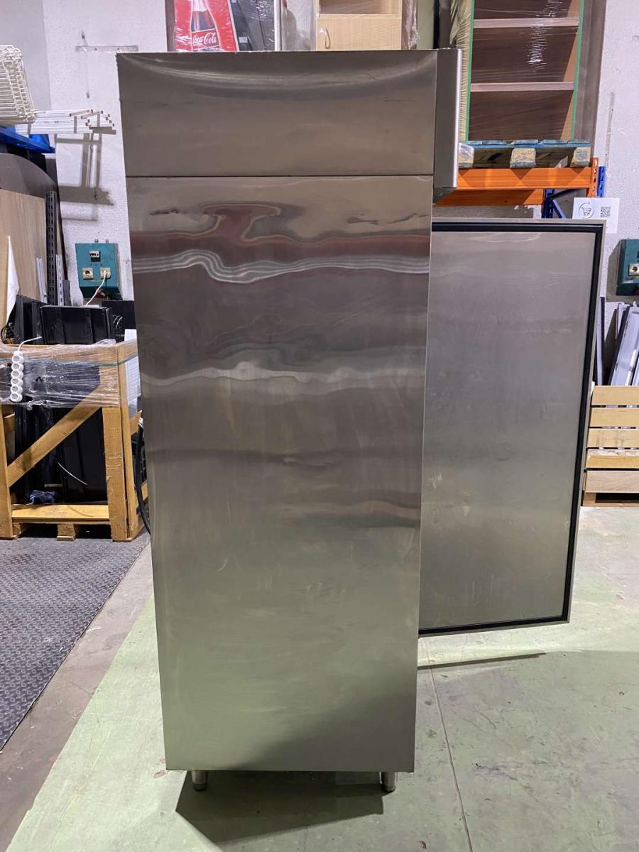 Rozsdamentes nagykonyhai háttérhűtő 455 liter – termékfotó hátulról