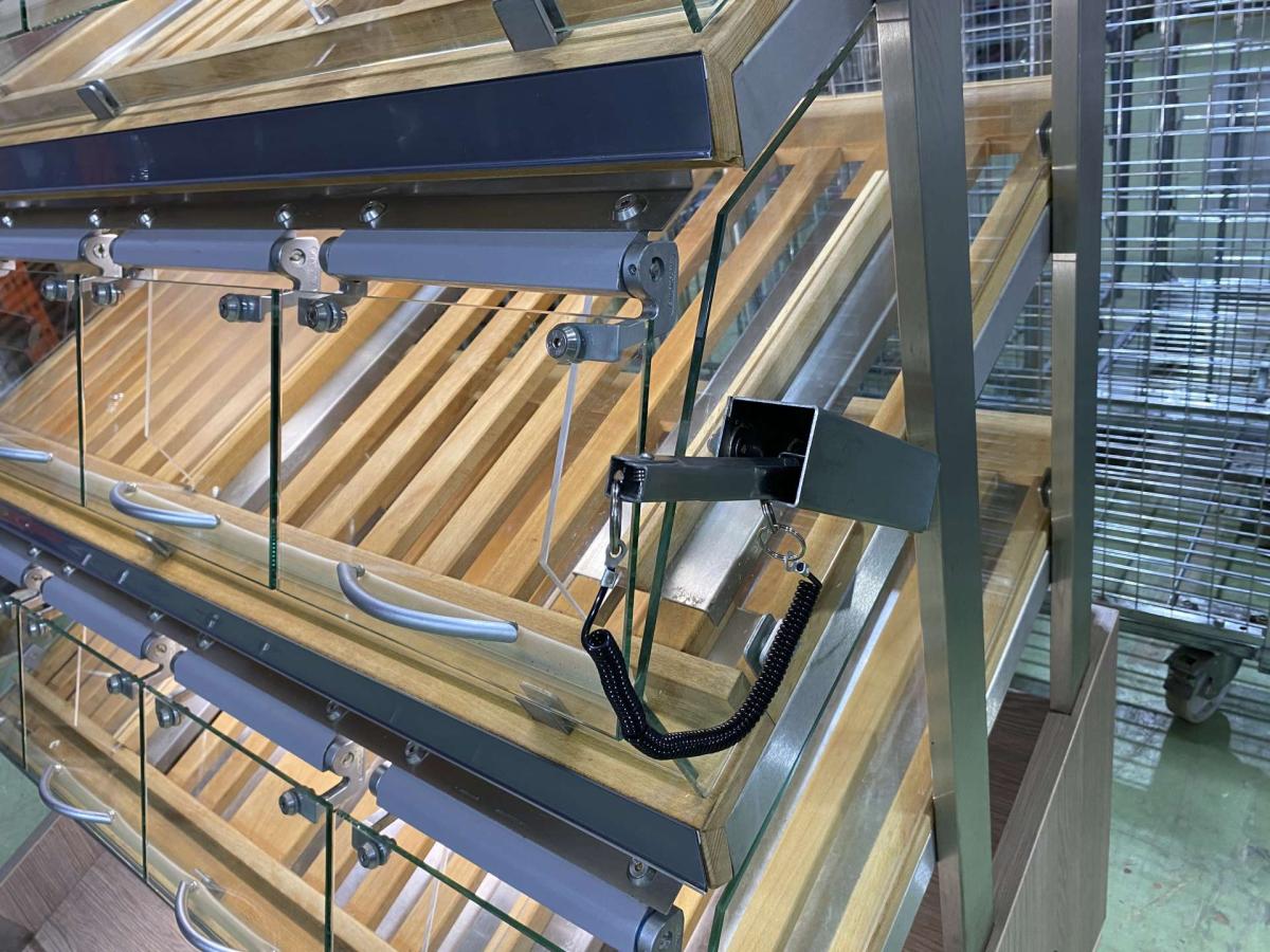 Pékárus állvány, önkiszolgáló, leheletvédős 125*93,5*172 – termékfotó részlet