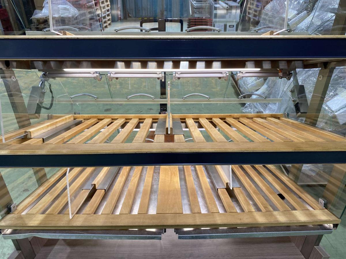 Pékárus állvány, önkiszolgáló, leheletvédős 125*93,5*172 – termékfotó (11. kép)