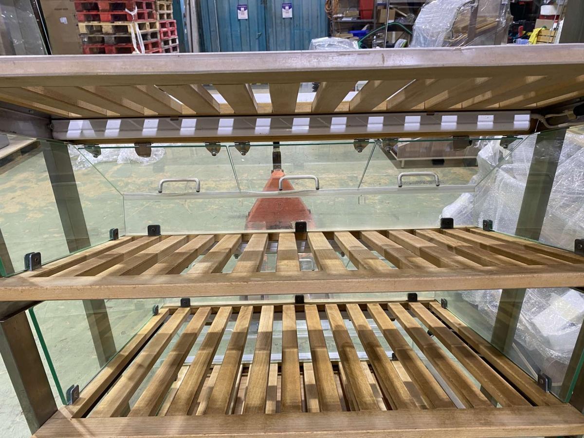 Pékárus állvány, önkiszolgáló, leheletvédős 105*93,5*180 – termékfotó használat közben