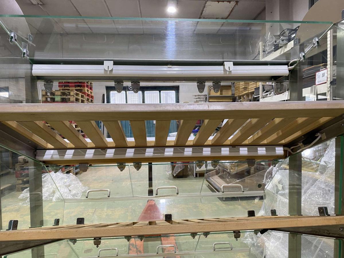 Pékárus állvány, önkiszolgáló, leheletvédős 105*93,5*180 – termékfotó (11. kép)