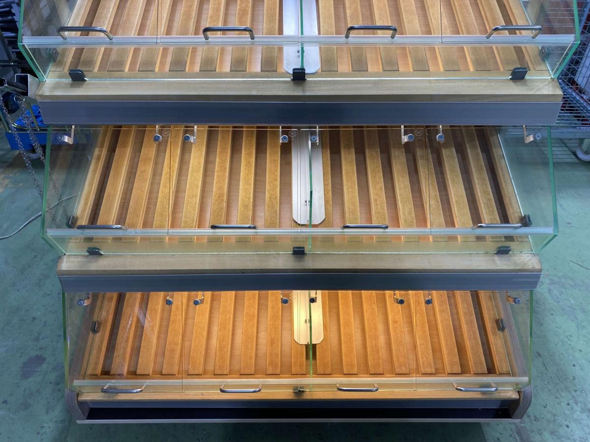 Pékárus állvány, önkiszolgáló, leheletvédős 125*93,5*152 – termékfotó felülnézet