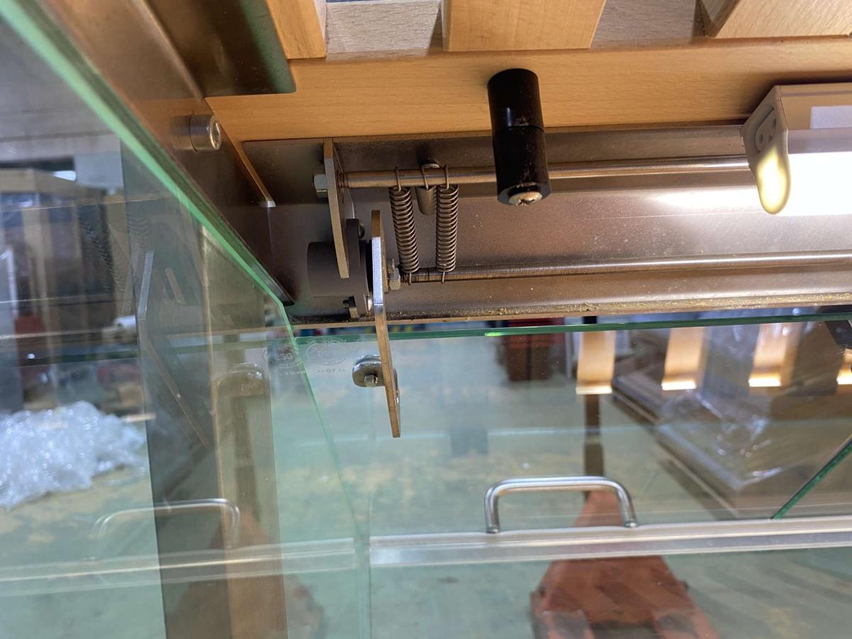 Pékárus állvány, önkiszolgáló, leheletvédős 125*93,5*152 – termékfotó használat közben