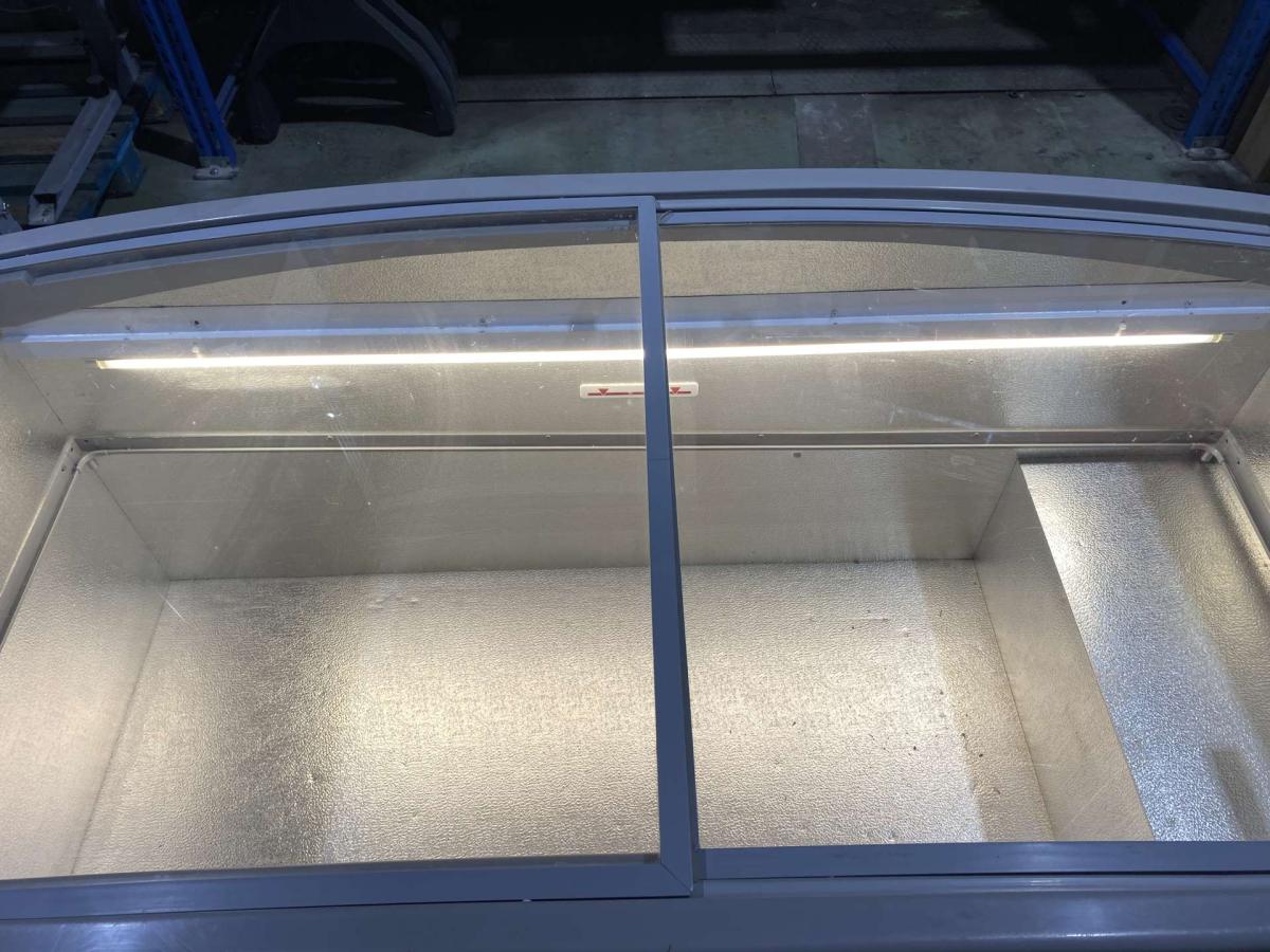 Oscartielle Urano fagyasztó 185 – termékfotó jobb oldalról