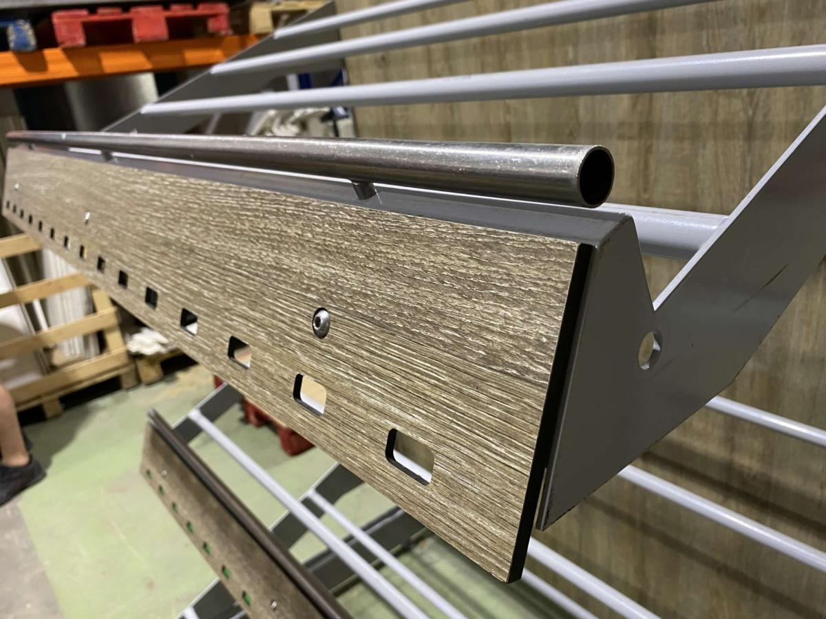 Zöldséges faliregál, vagy gondola sorolható, Tegometall – termékfotó bal oldalról