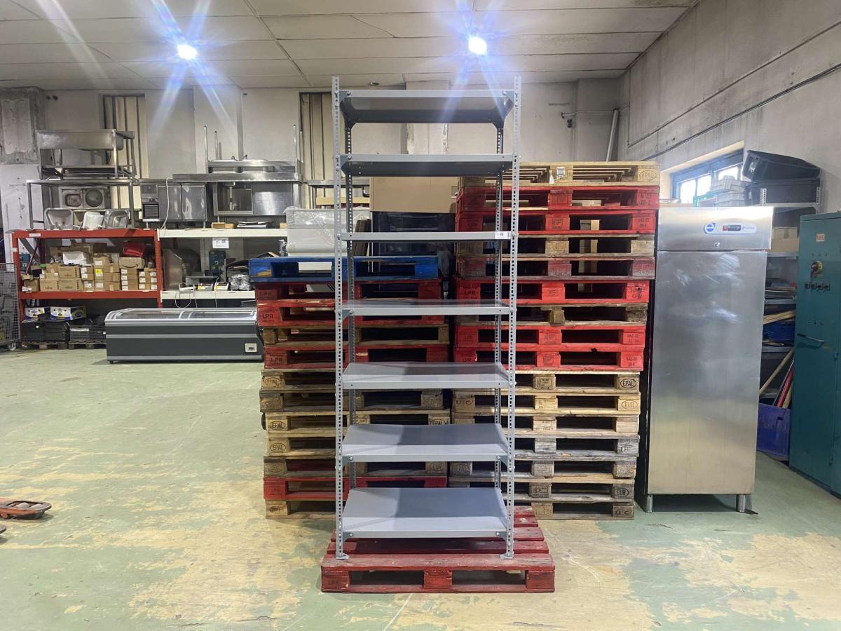 Salgó polc, raktári állvány – termékfotó bal oldalról