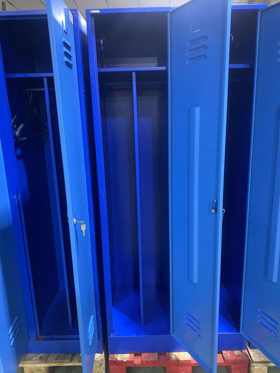 Kétajtós öltözőszekrény – termékfotó bal oldalról